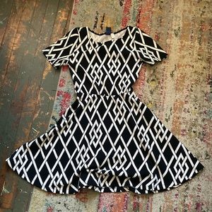 Súper cute, small a line black and white dress